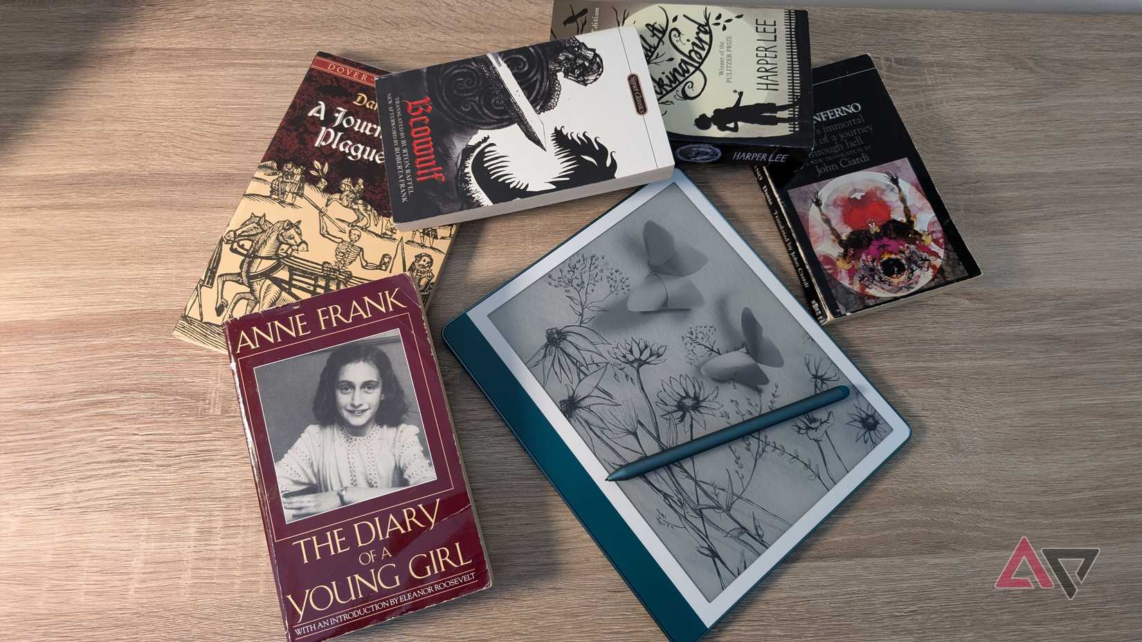 O Kindle Scribe esmeralda (2024) cercado por literatura clássica