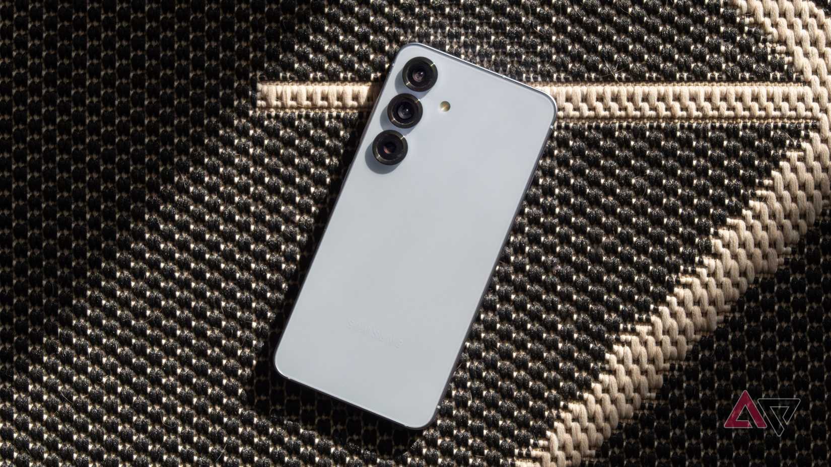 samsung-galaxy-s25-rear-geometric