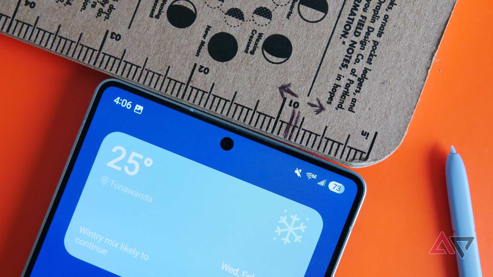 samsung galaxy s25 ao lado da régua