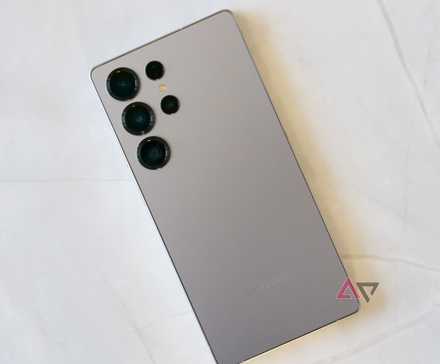 Uma foto de corpo inteiro do Galaxy S25 ultra voltado para baixo em um fundo cinza.