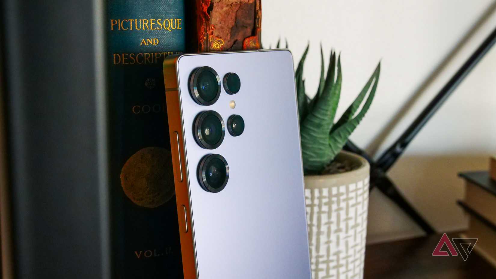 Os módulos da câmera na parte de trás do Galaxy S25 Ultra