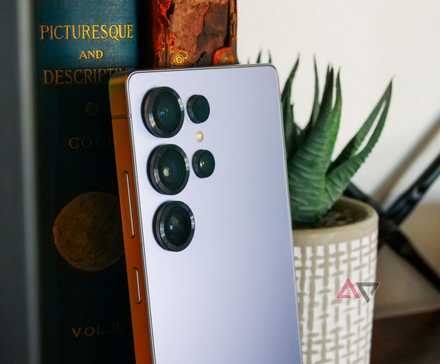 The camera modules on the back of the Galaxy S25 Ultra