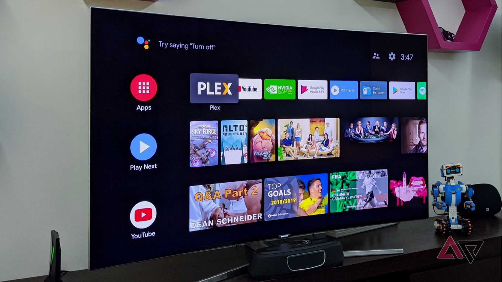 Uma smart TV rodando o antigo sistema operacional Android TV com uma caixa de streaming de TV Nvidia Shield além dela