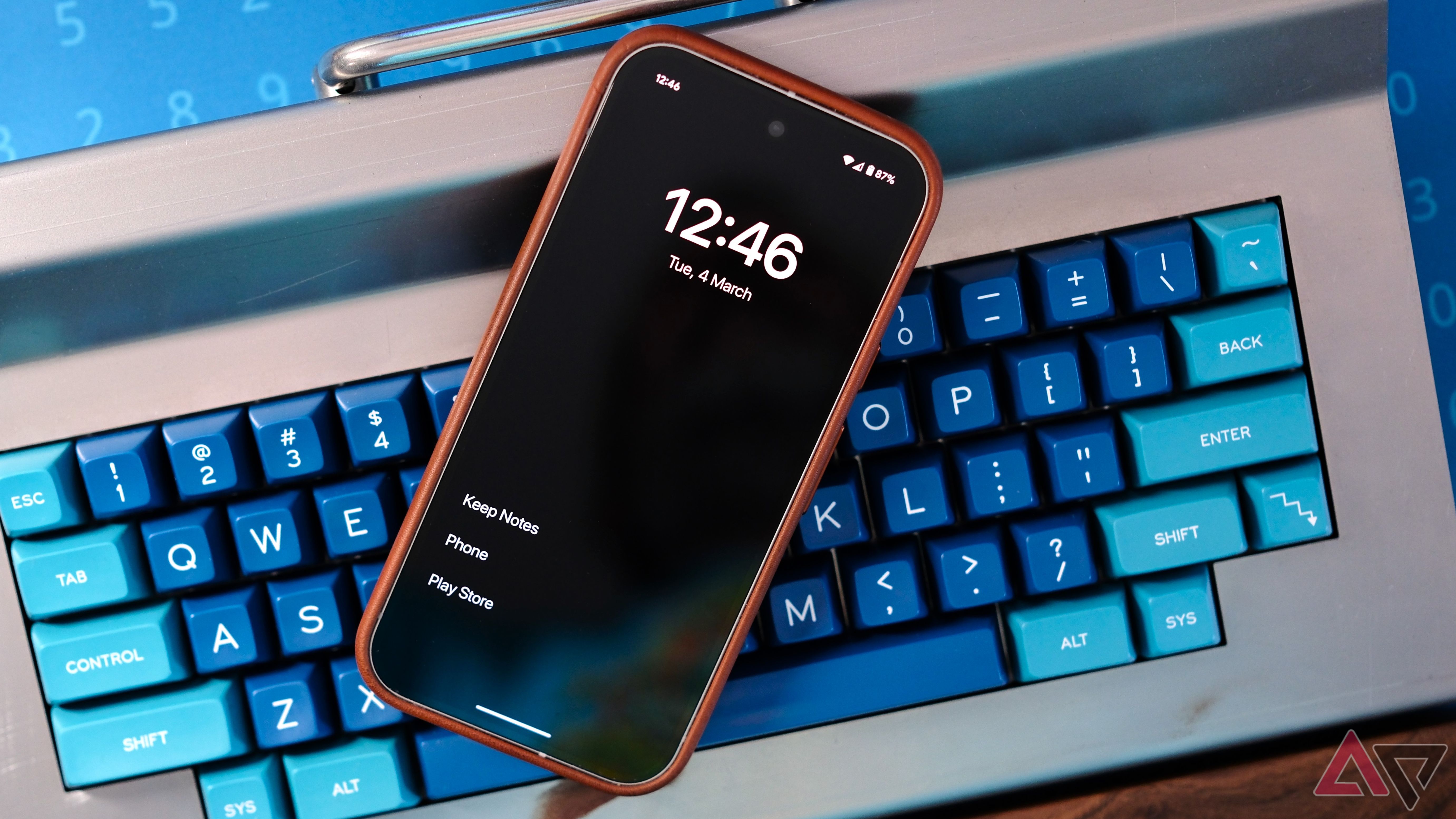 ClearMind Minimal-Launcher su Pixel 9 posizionato sopra la tastiera