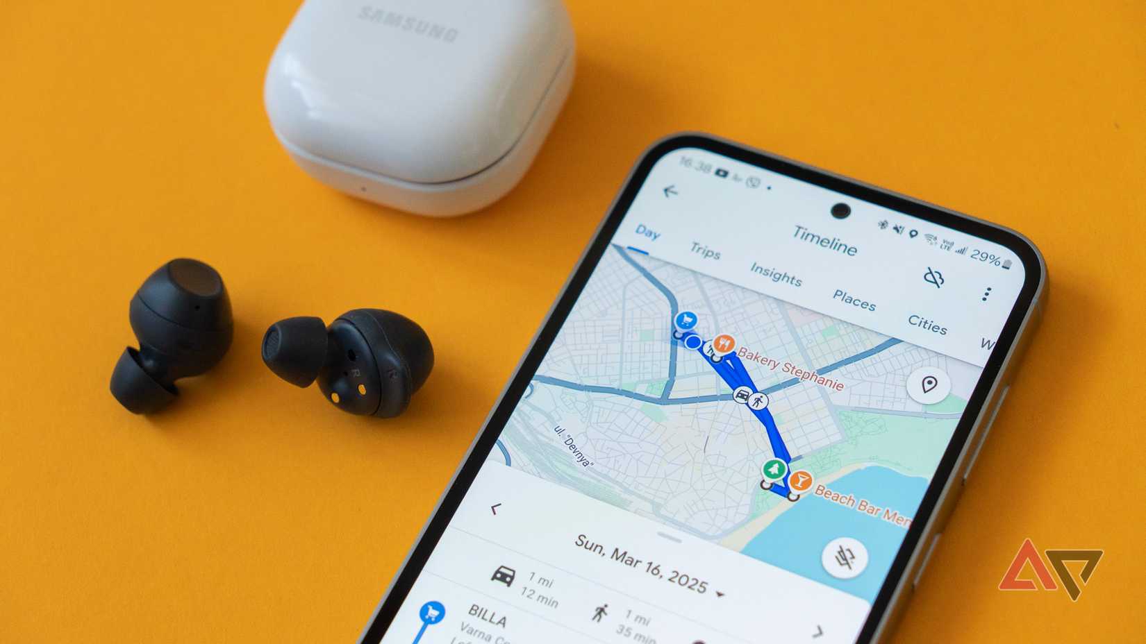 Galaxy Buds ao lado do telefone Android mostrando o Google Maps