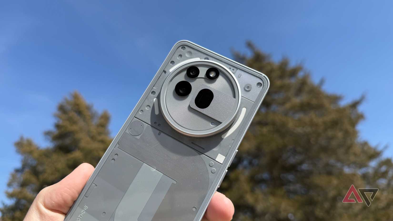 Nothing Telefone 3A Pro em Gray contra um céu azul