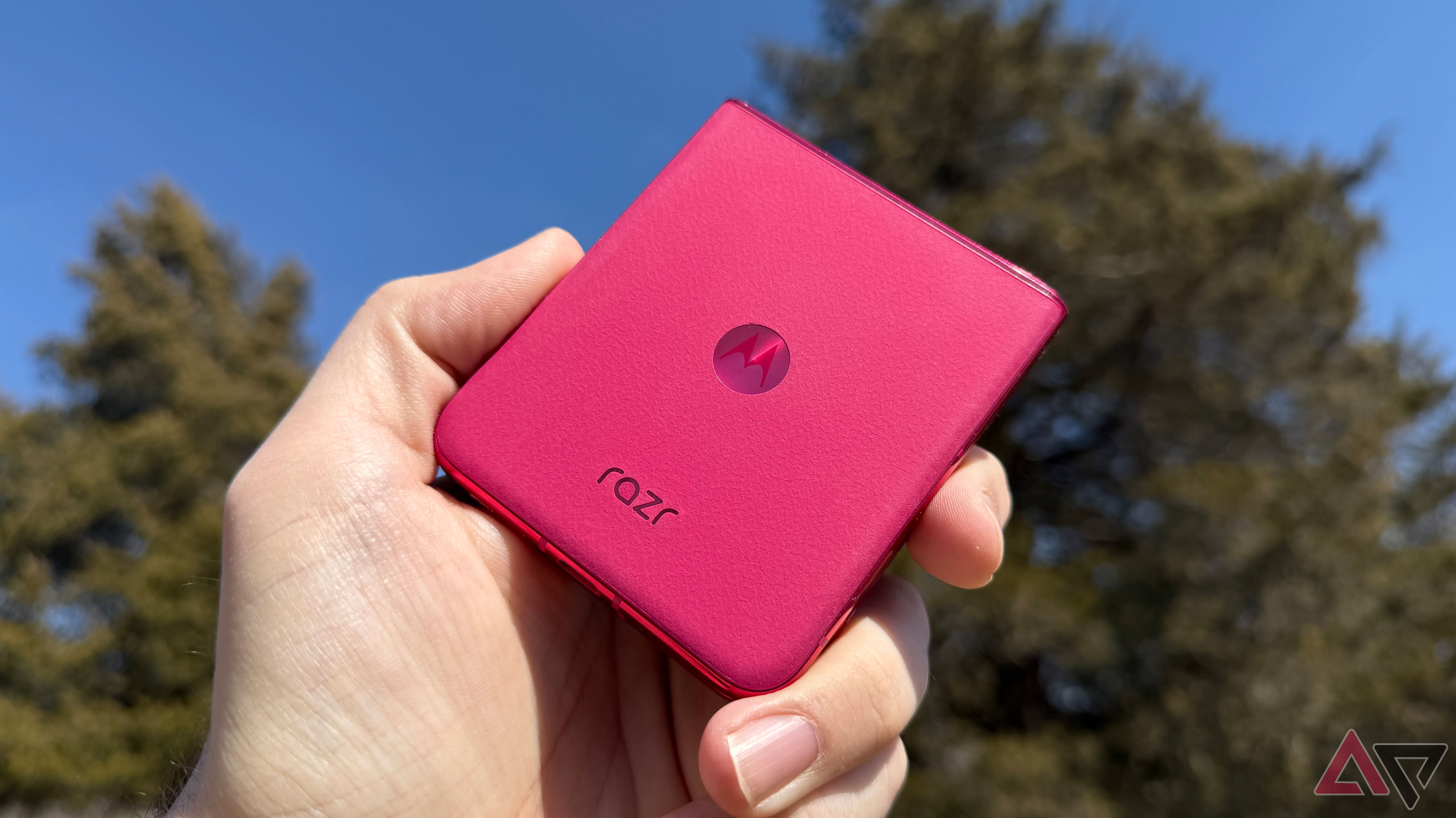 Motorola Razr+ 2024 na mão encostado na pele em Hot Pink