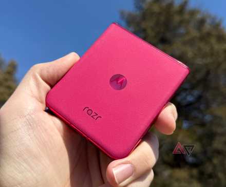 Motorola Razr+ 2024 na mão encostado na pele em Hot Pink