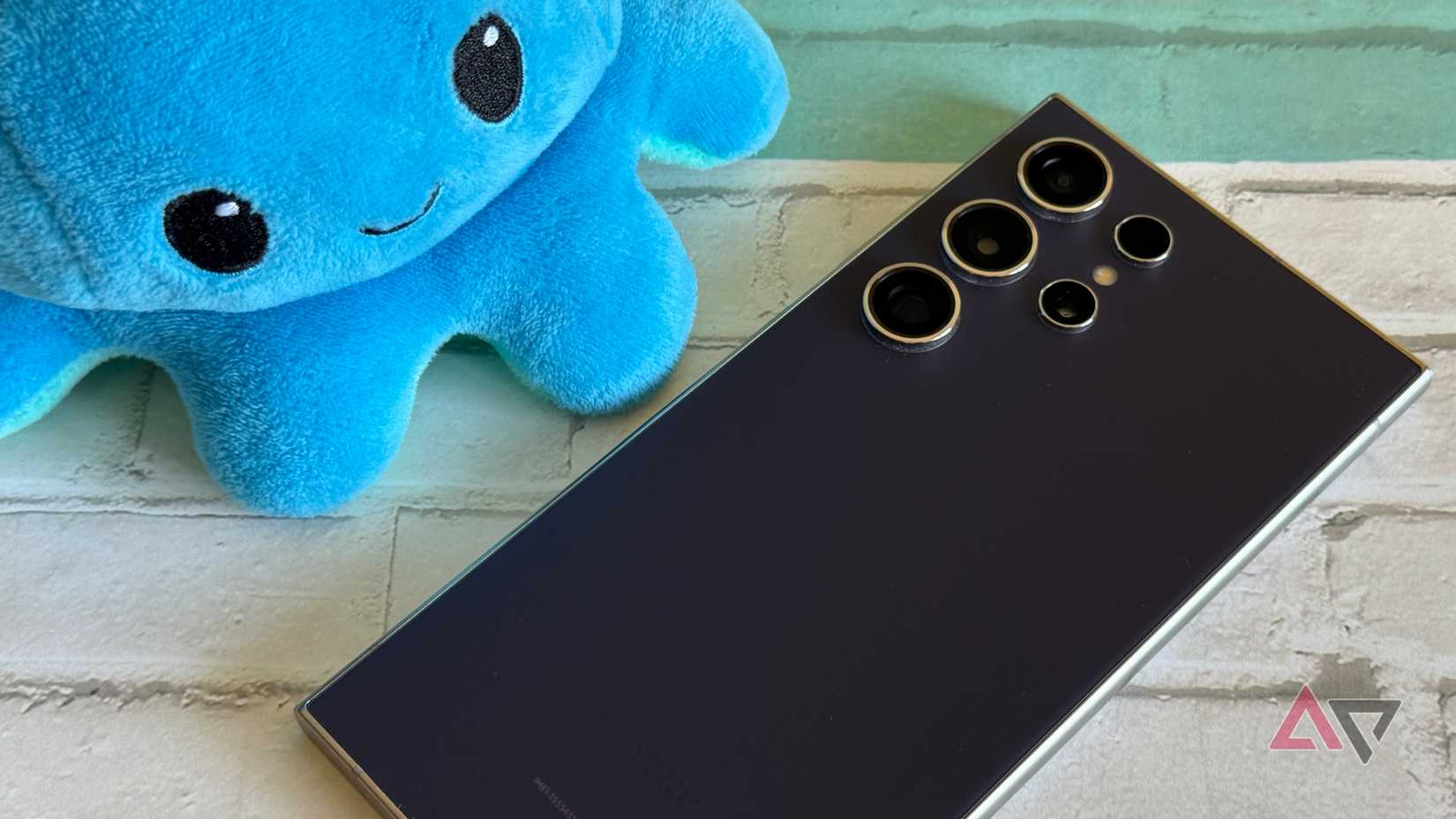 Samsung Galaxy S24 Ultra in viola accanto a un Pusheen