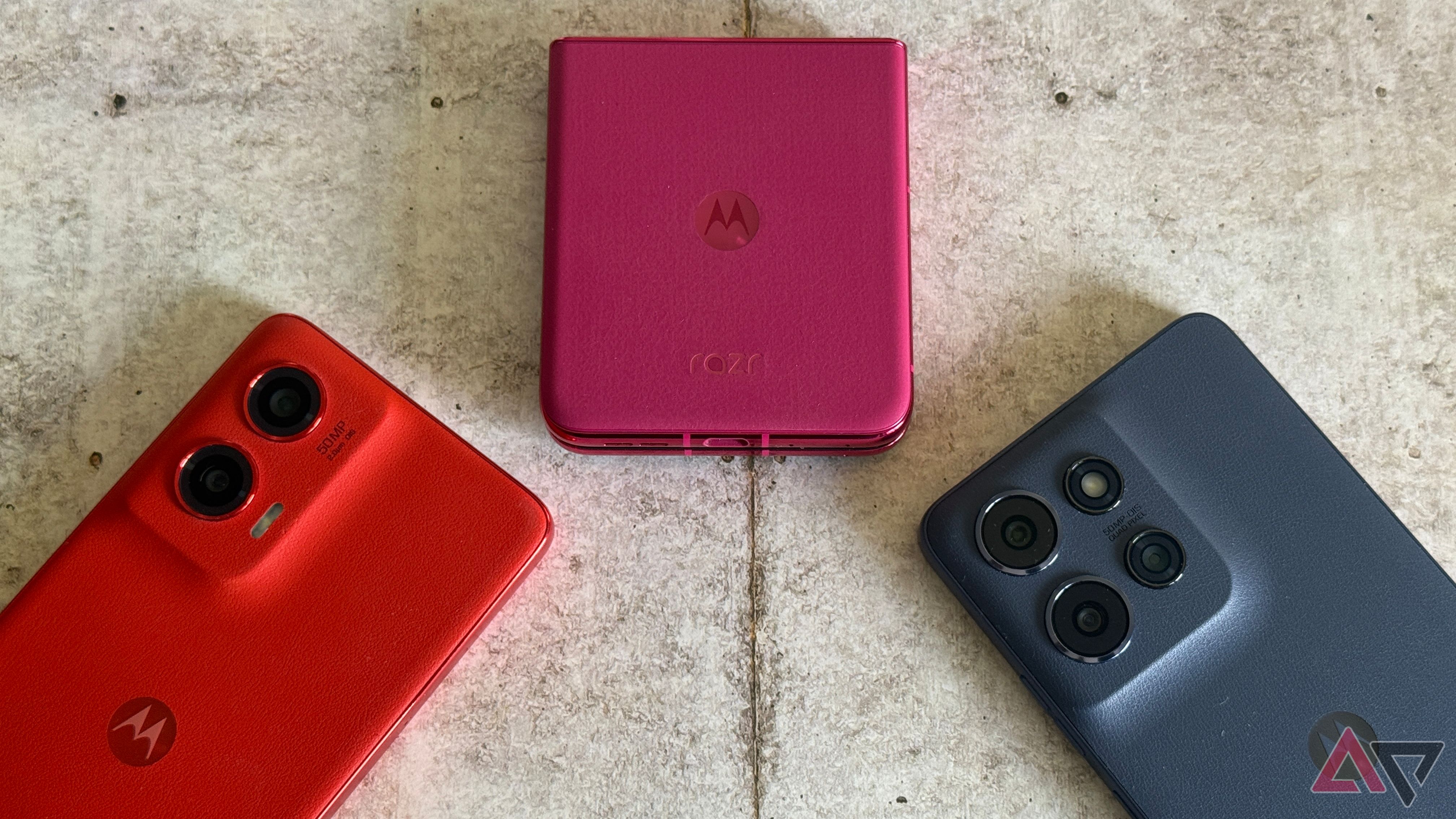 Motorola Razr+ circondato da G Stylus e G Power