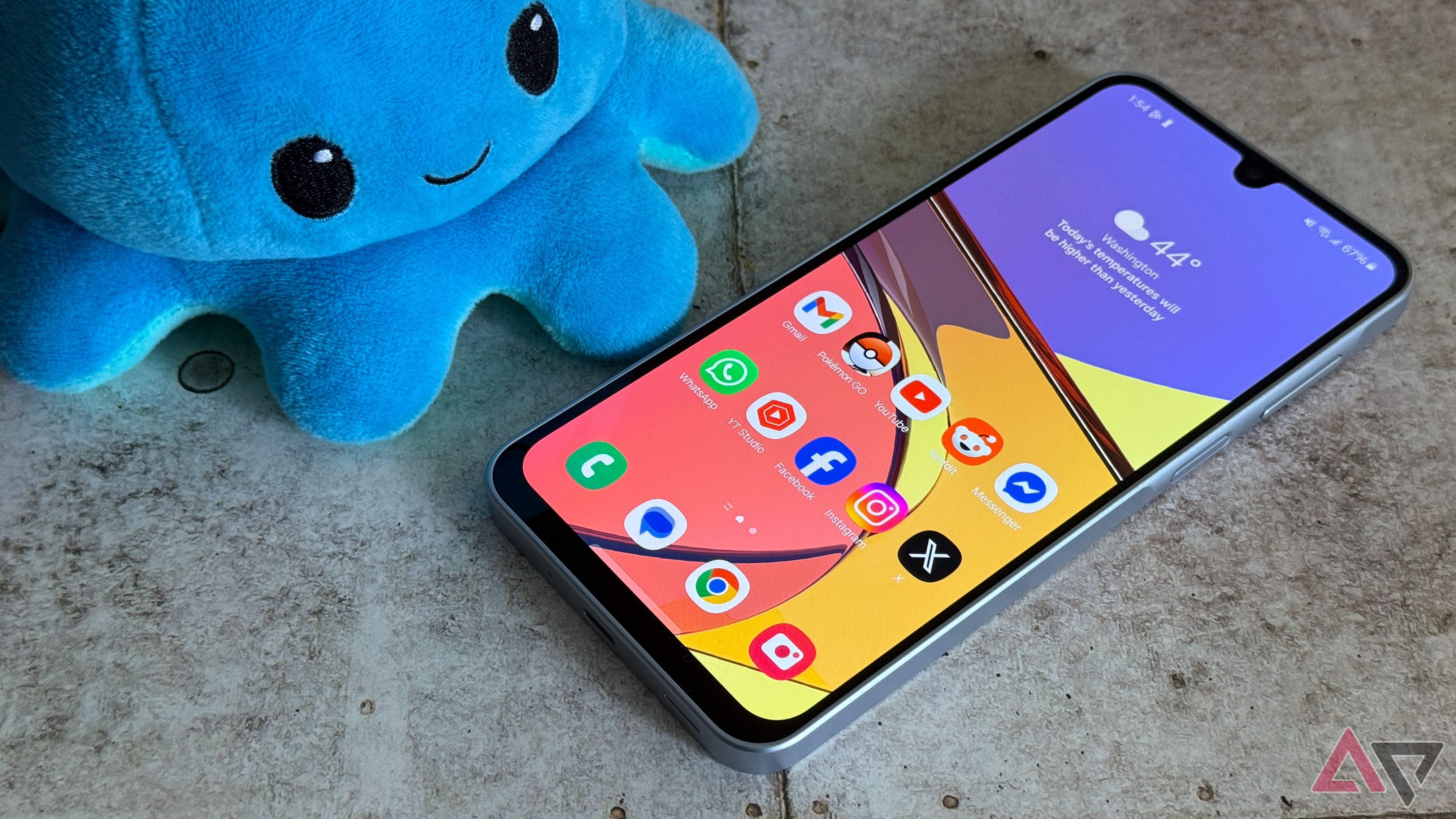 شاشة AMOLED لهاتف Samsung Galaxy A16 تعرض الشاشة الرئيسية مع Pusheen