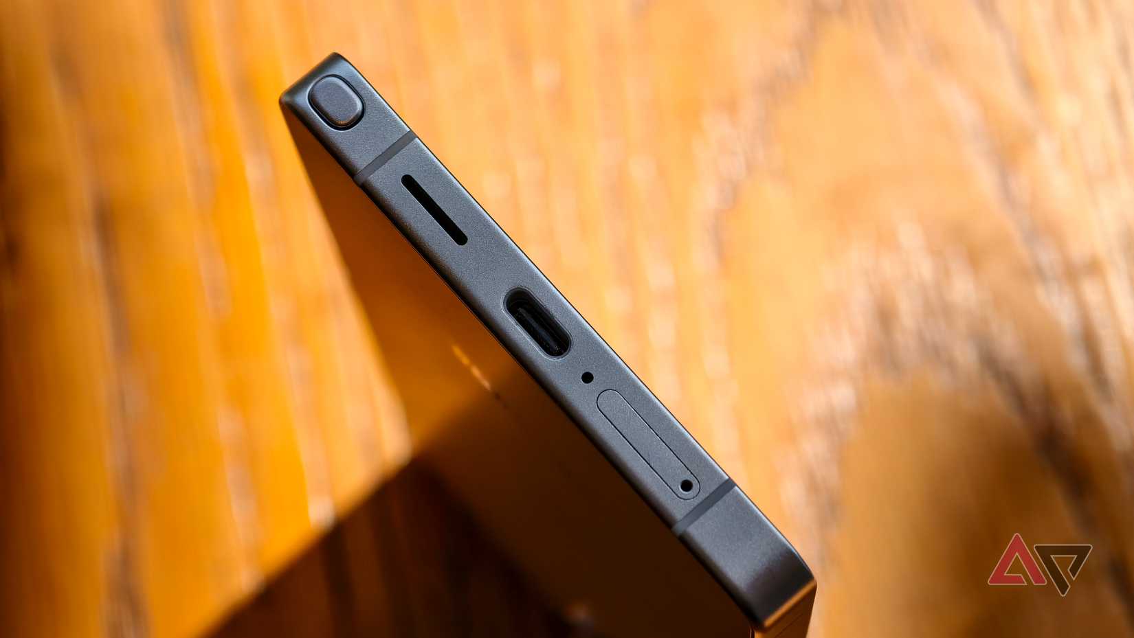 Porta USB-C no Galaxy S25 Ultra