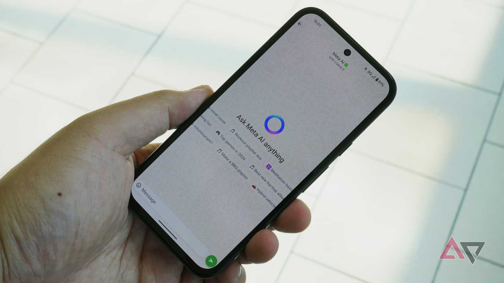 Um telefone na mão, exibindo a interface de bate-papo do WhatsApp Meta AI.