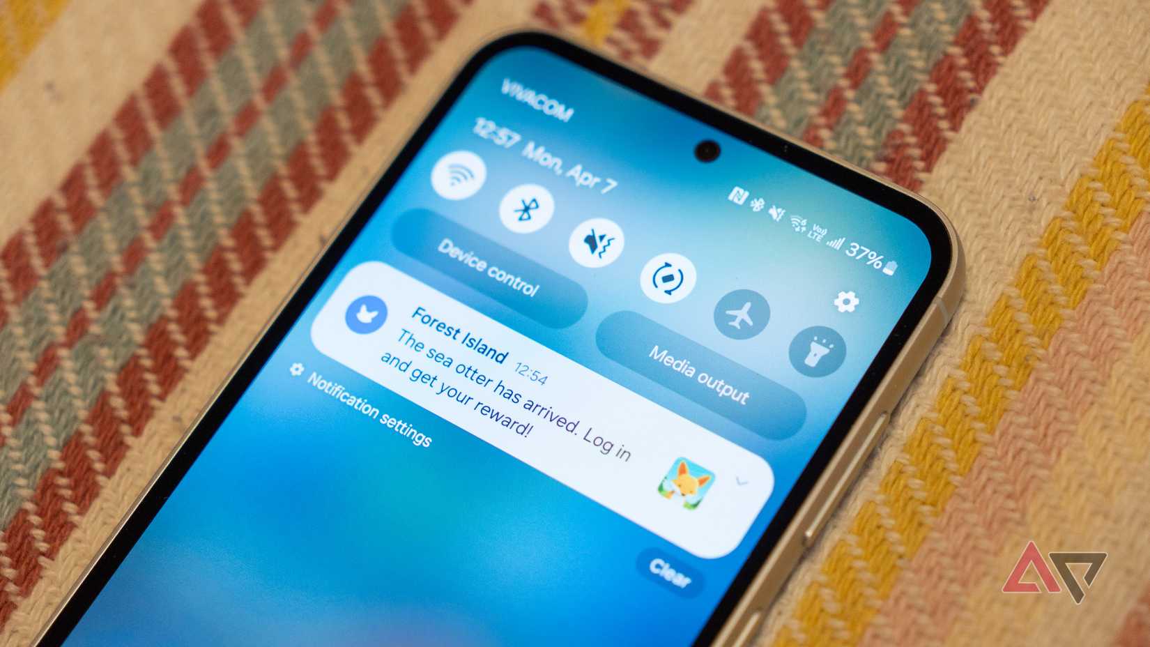 un primo piano di un telefono che mostra una notifica push per un gioco