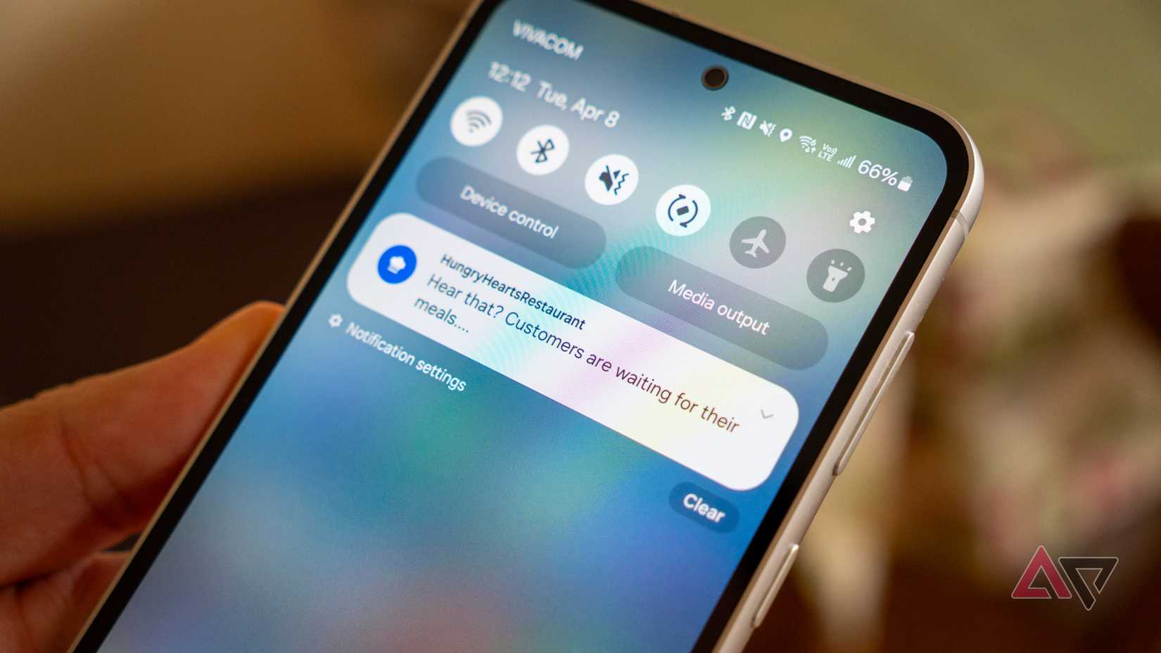 um telefone na mão exibindo uma notificação de um jogo para celular