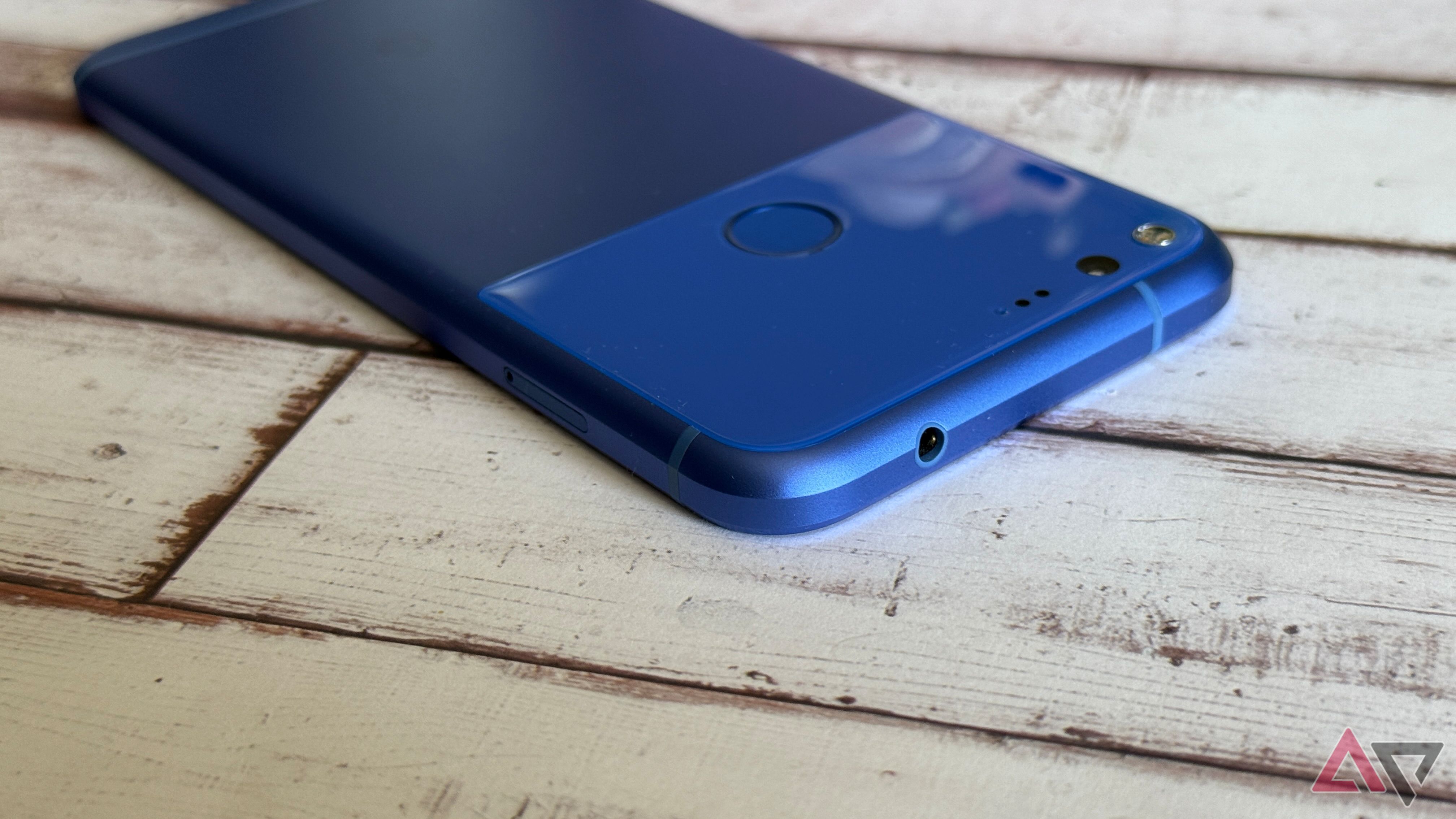 I tried to survive with a Google Pixel XL in 2025; here's how it went