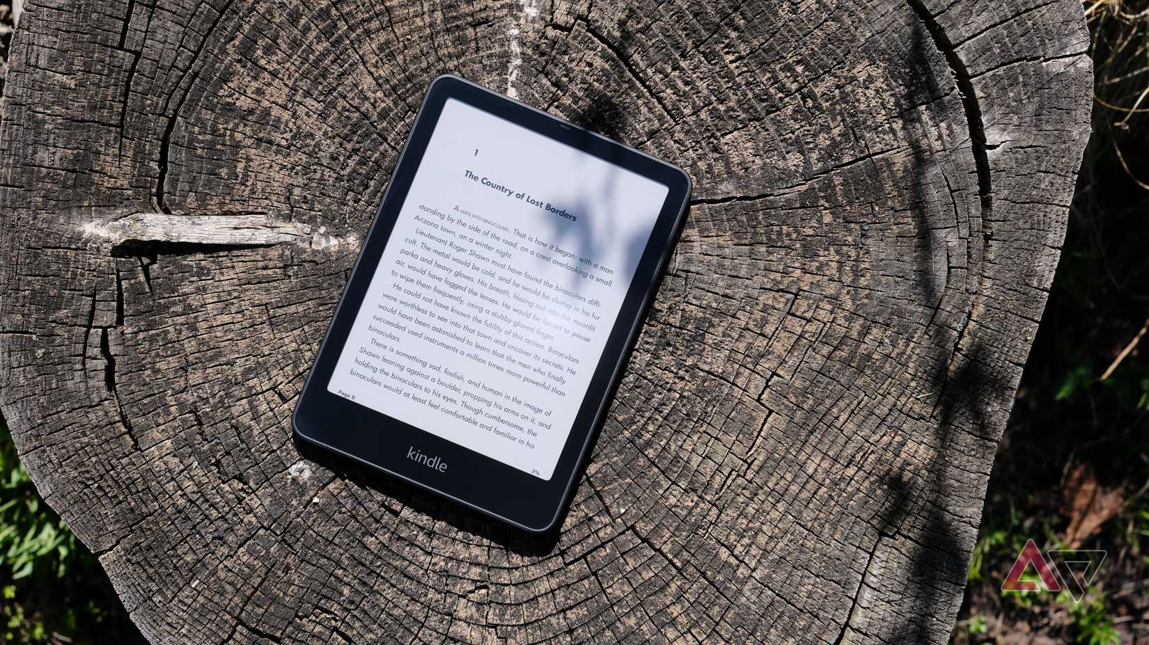 Kindle Colorsoft no toco mostrando o livro na tela