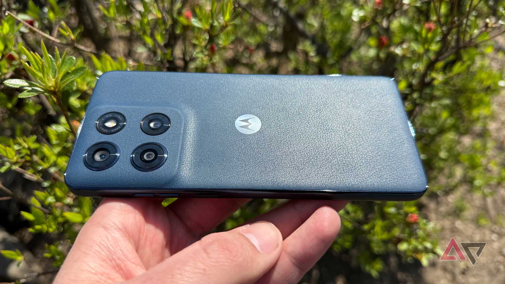 Vista lateral da caneta Moto G (2025)