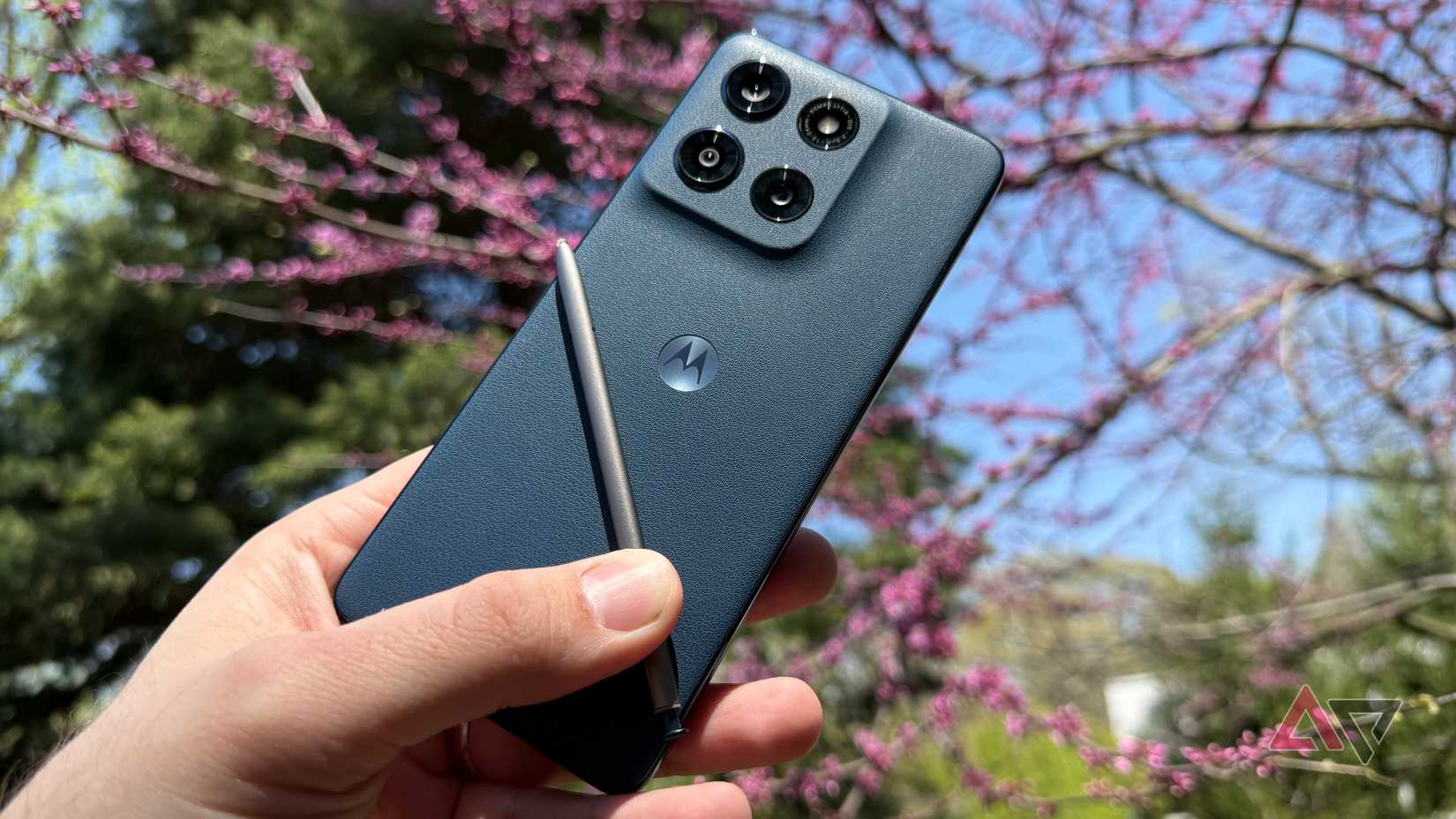 Moto G Stylus (2025) na mão com caneta