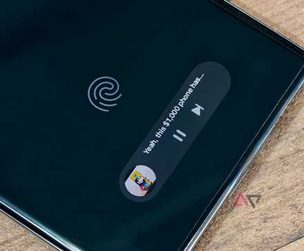Tela AOD em reprodução no One UI 7 mostrando os controles de música
