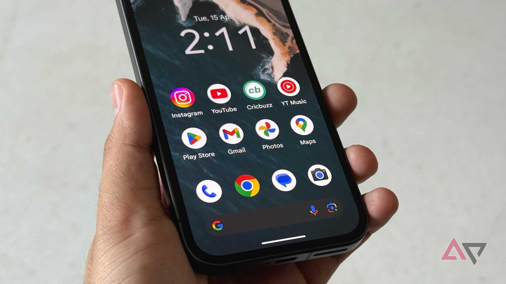 Pixel 9a 主屏幕显示电话、Chrome、消息、相机、Gmail、Play 商店和 Google 相册等热门应用