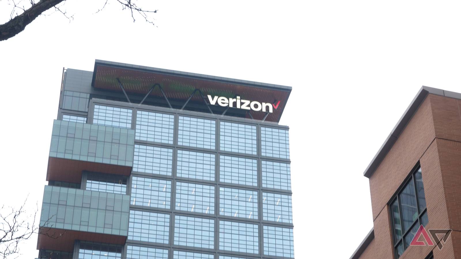 Verizon shedding stores signals a shift in the way the carrier does business