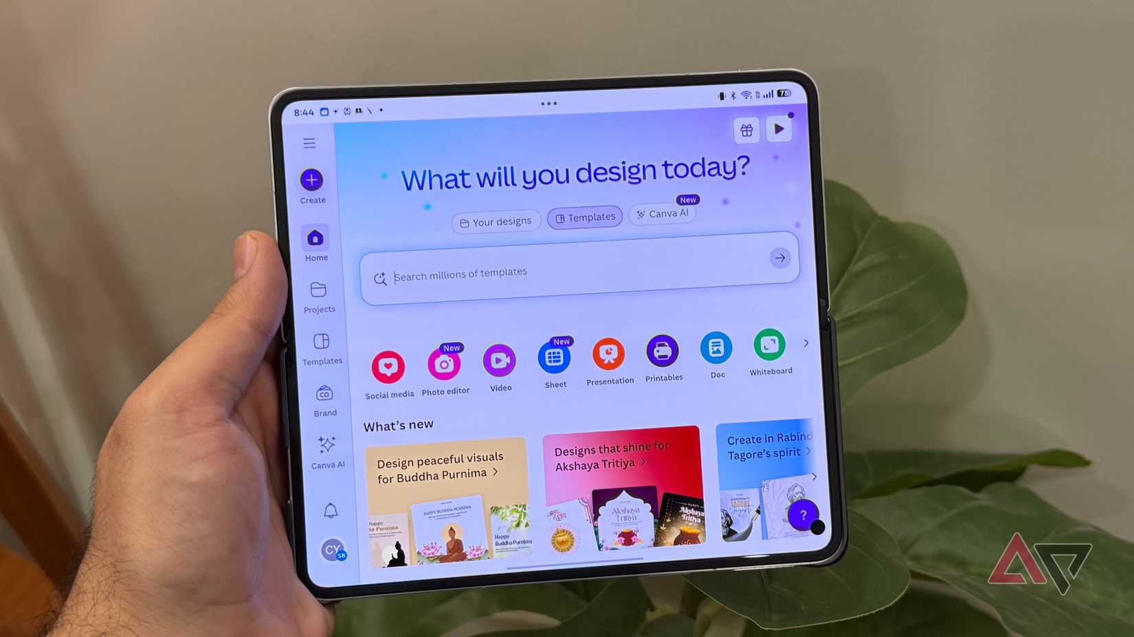 Aplicativo Canva em um telefone Android dobrável