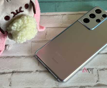 Samsung Galaxy S21 Ultra sitting next to Pusheen