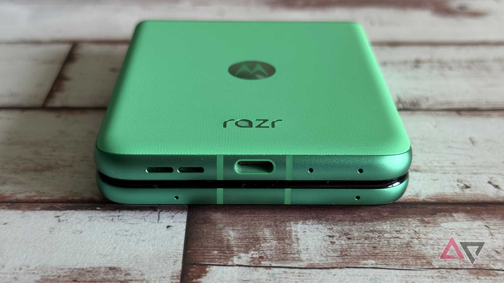 Porta de carregamento USB-C no Motorola Razr 2025 no Spring Bud