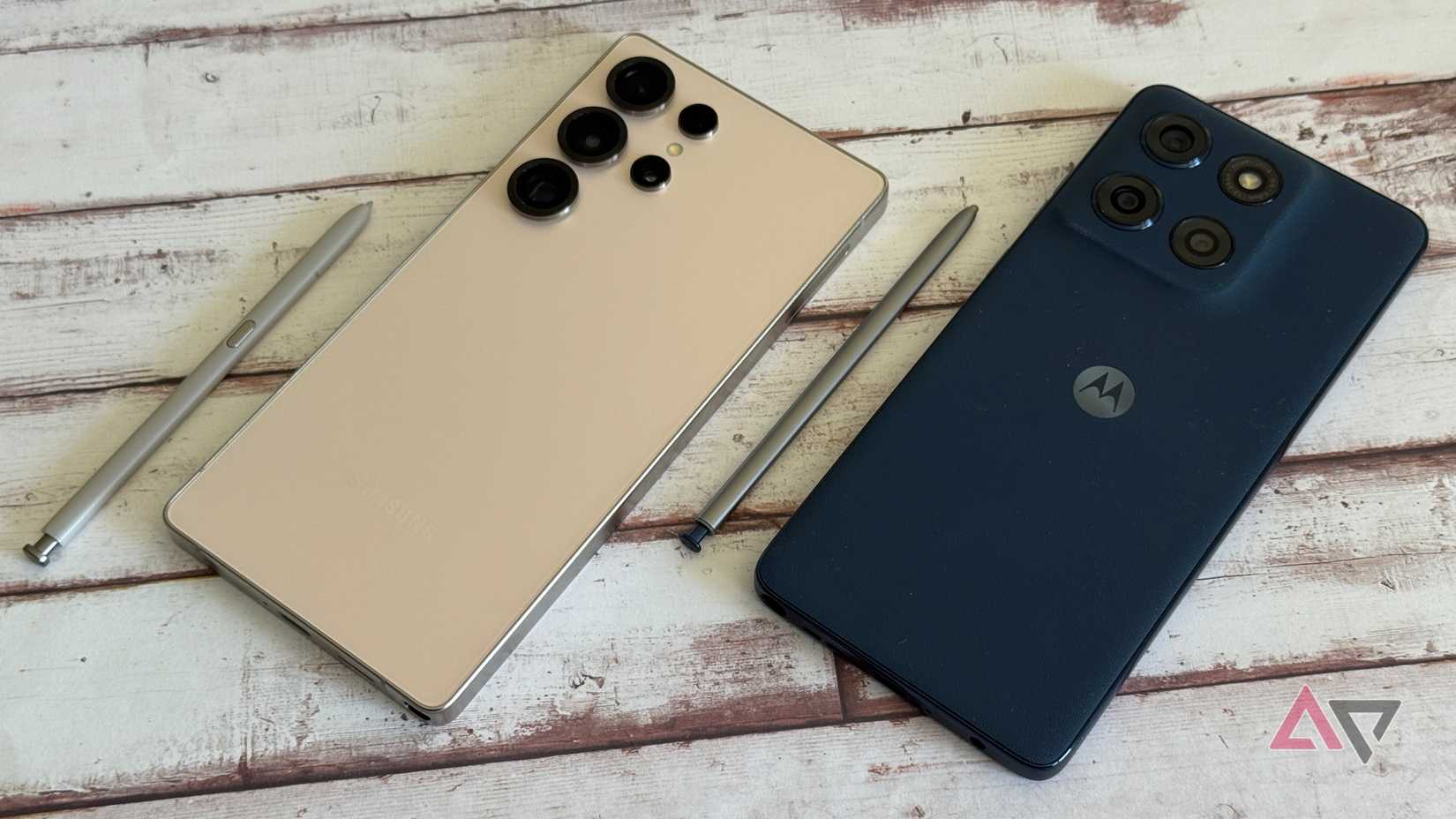 Samsung Galaxy S25 Ultra sentado ao lado de uma Moto G Stylus 2025