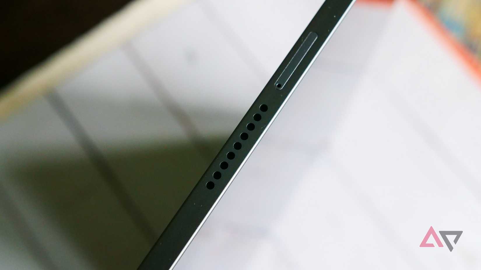 هذا الجهاز اللوحي ذو الميزانية "شبه المثالي" الذي أعاد تعريف القيمة وصل للتو إلى سعر لم يتوقعه أحد 1 شبكة السماعات في Lenovo Idea Tab Pro.