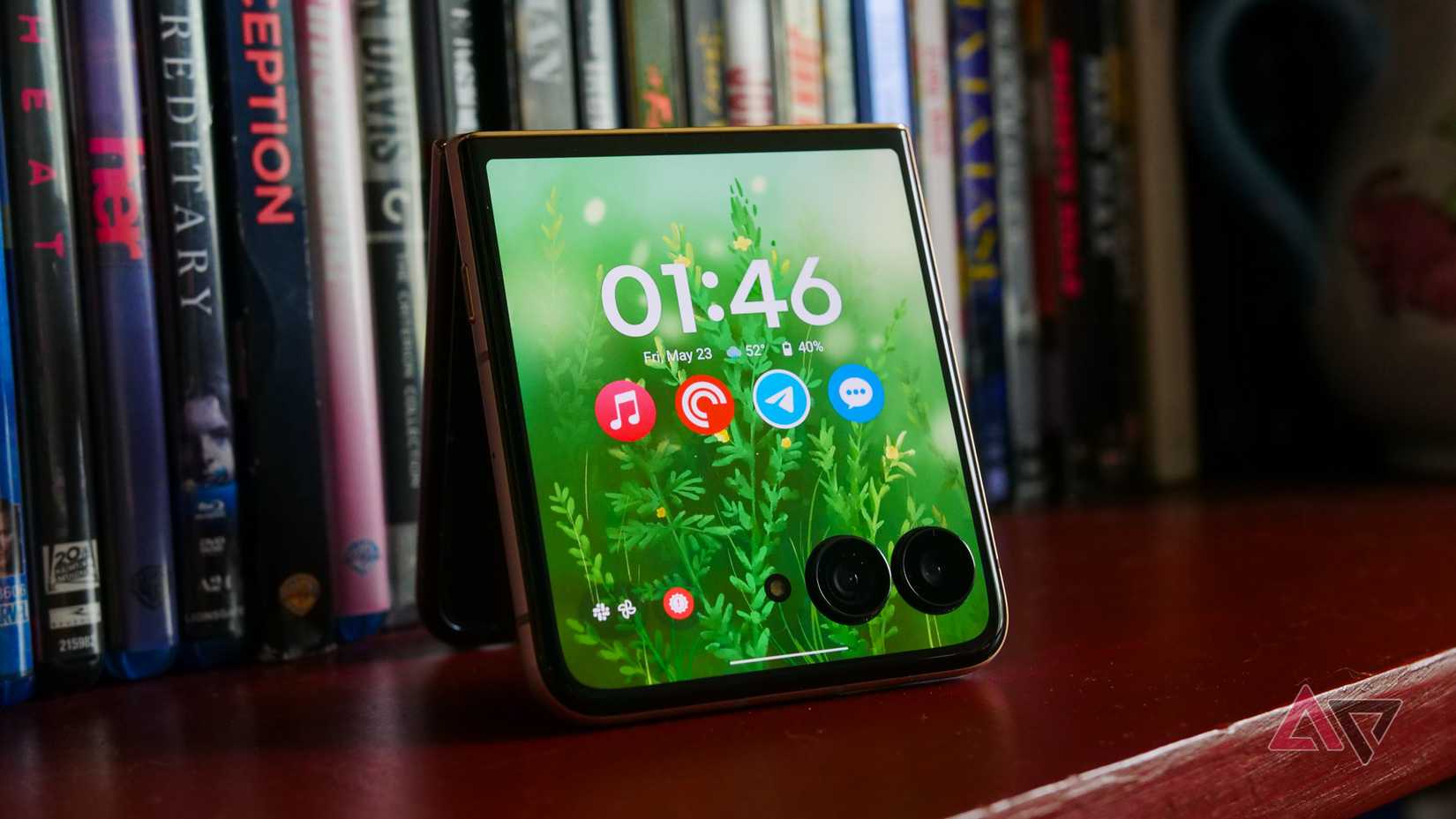 O Moto Razr Ultra, com sua exibição de capa, descansando em uma estante de livros.