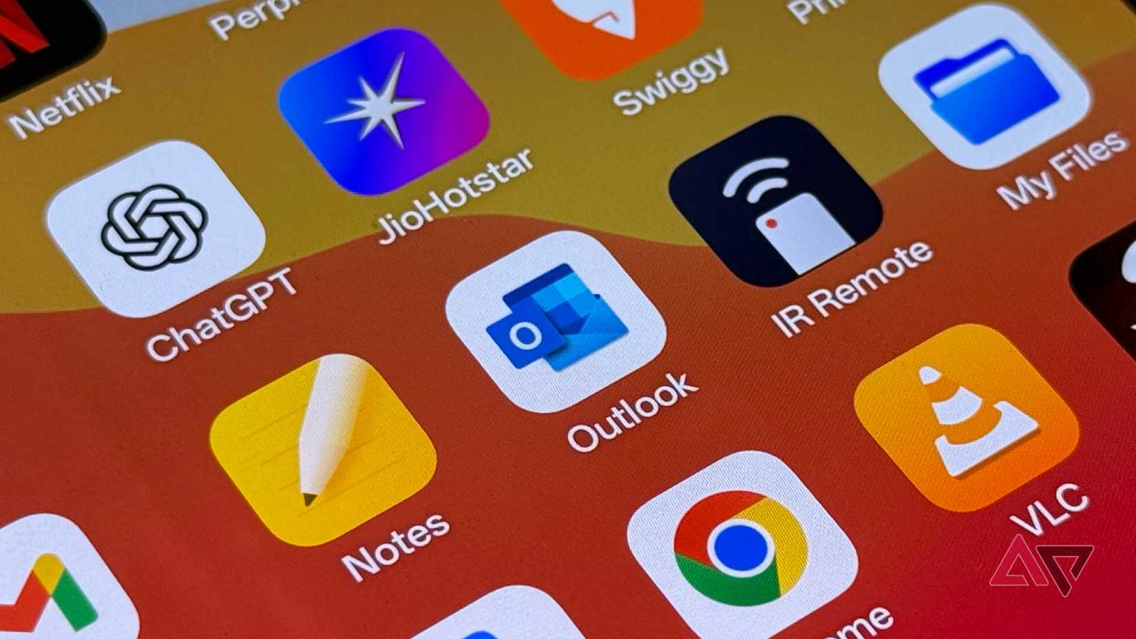 Aplicativo Outlook na tela inicial de um telefone Android