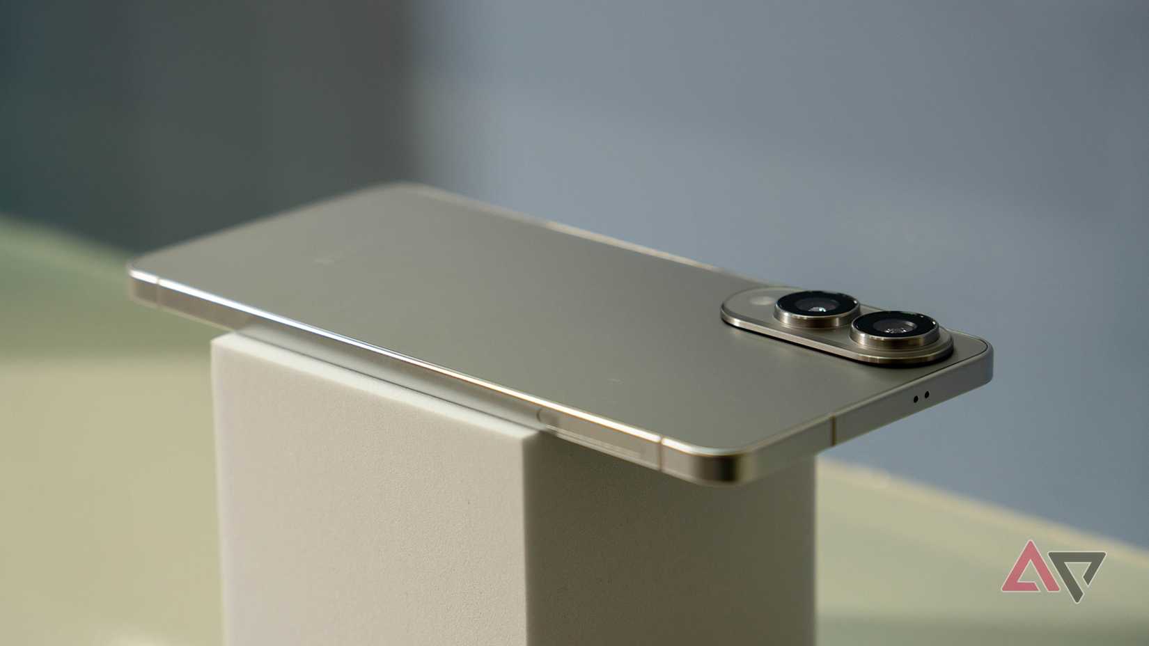 o S25 Edge virado para baixo em uma plataforma