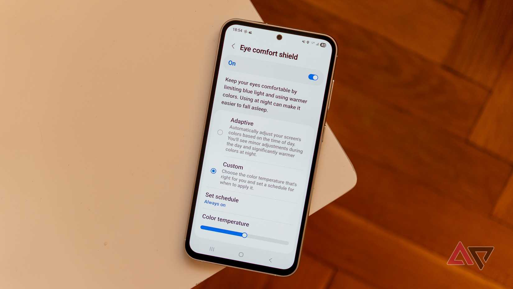 Um telefone Sndroid na borda de uma mesa branca exibindo o menu do escudo de conforto ocular