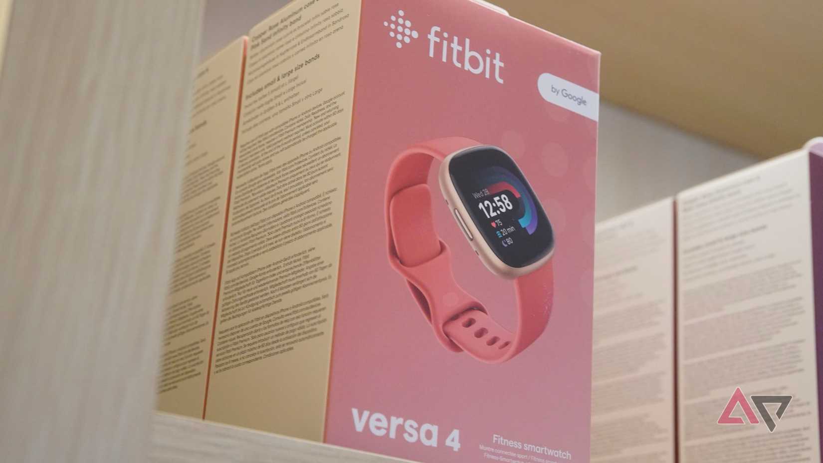 Caixas do Fitbit Versa 4 na loja do Google em Boston