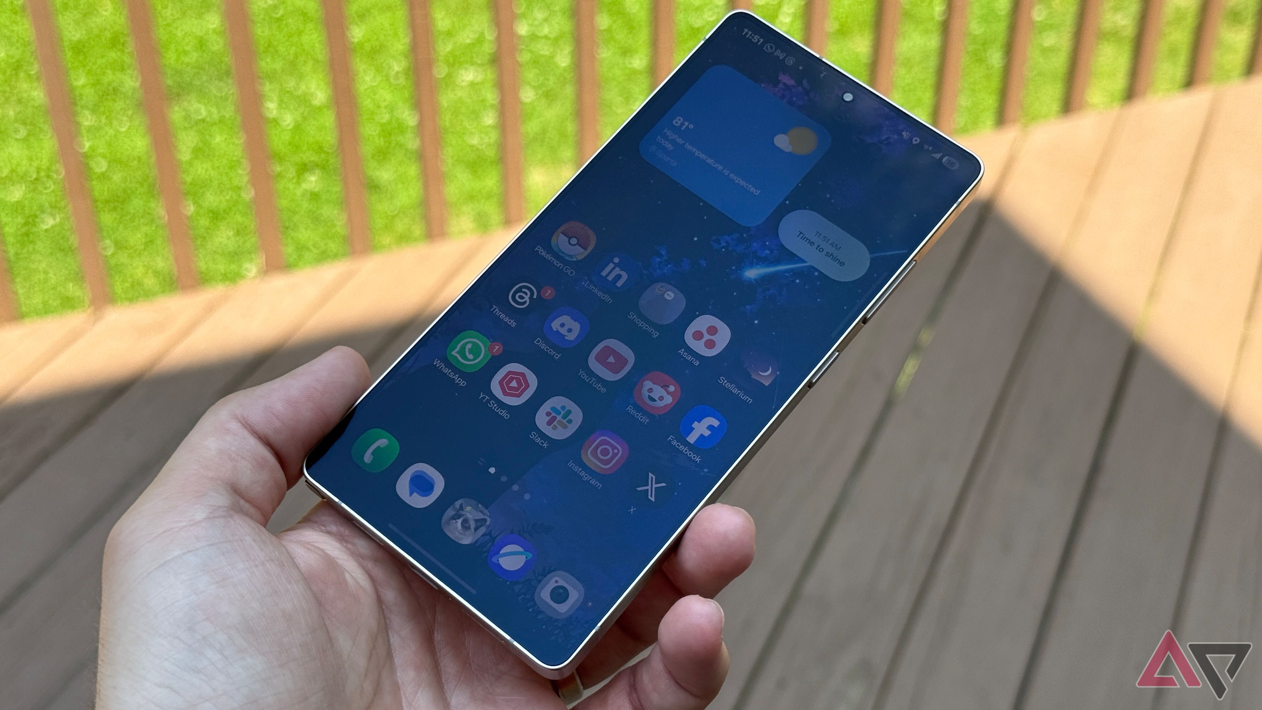 Samsung Galaxy S25 Ultra display shown in sunlight