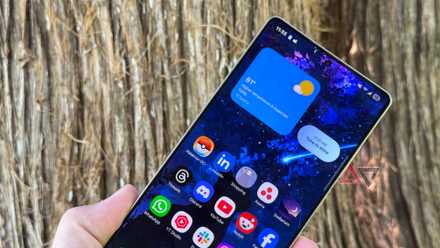 One UI 8.5 quietly eliminates a key garage indicator Display of the Samsung Galaxy S25 Ultra shown outdoors
