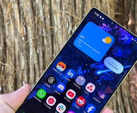 Display of the Samsung Galaxy S25 Ultra shown outdoors