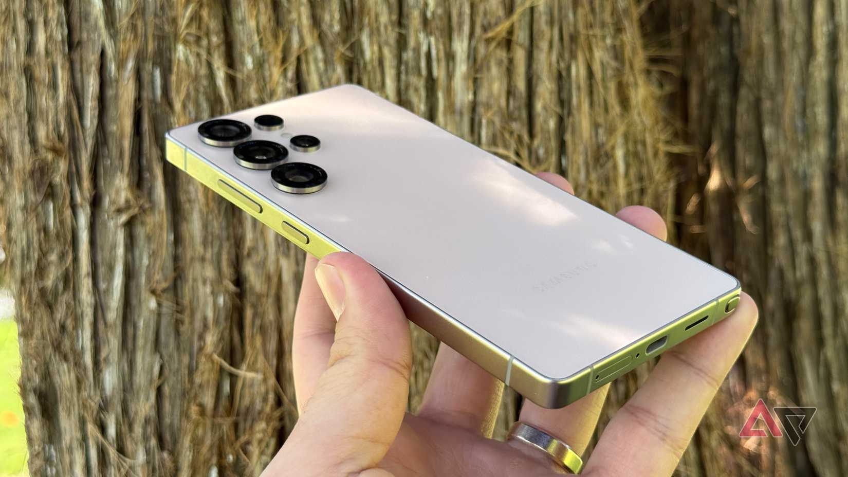 Samsung Galaxy S25 Ultra Shower Titanium Marco afuera