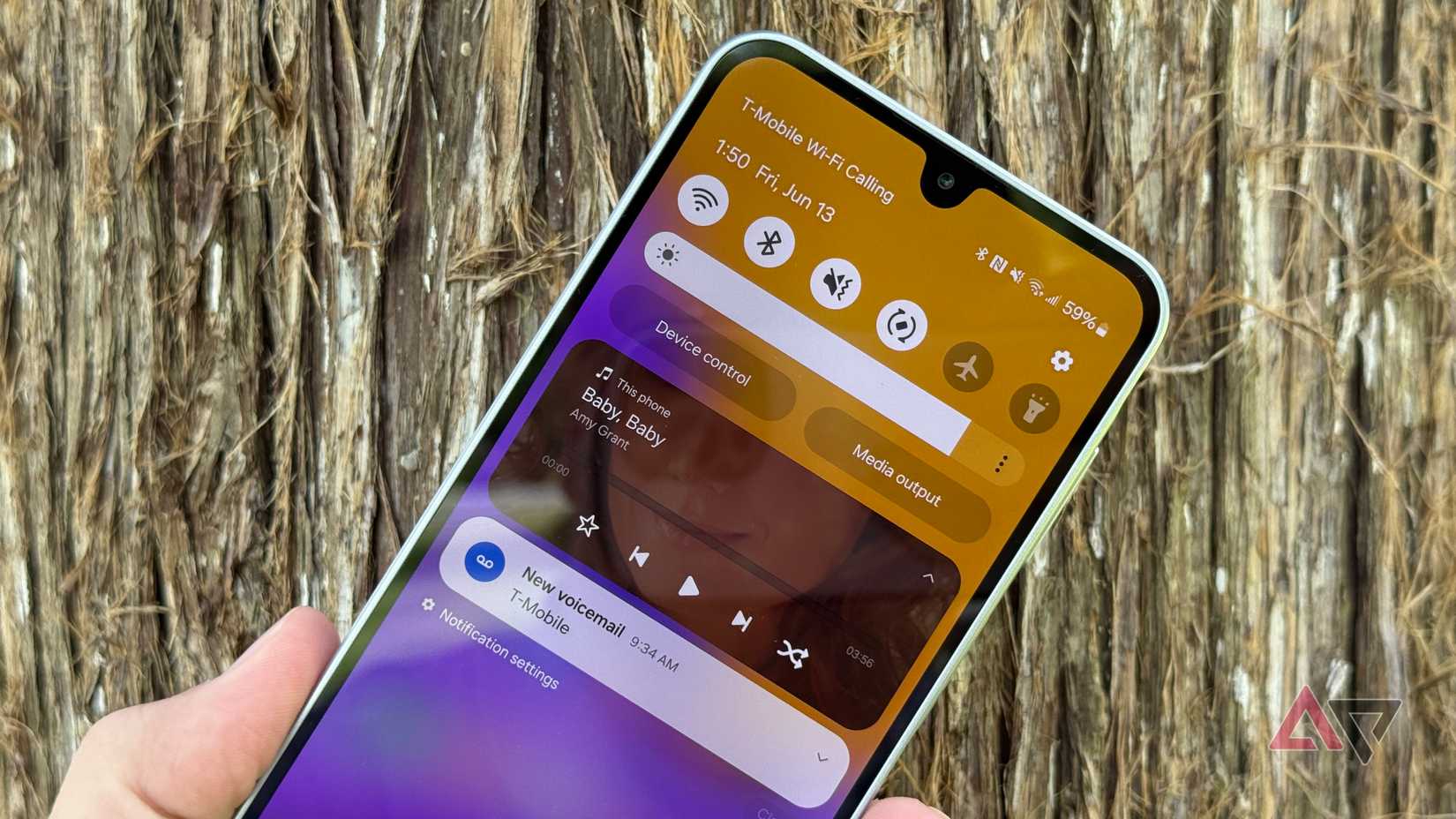 Samsung Galaxy A16 exibindo Amy Grant em um widget do Apple Music