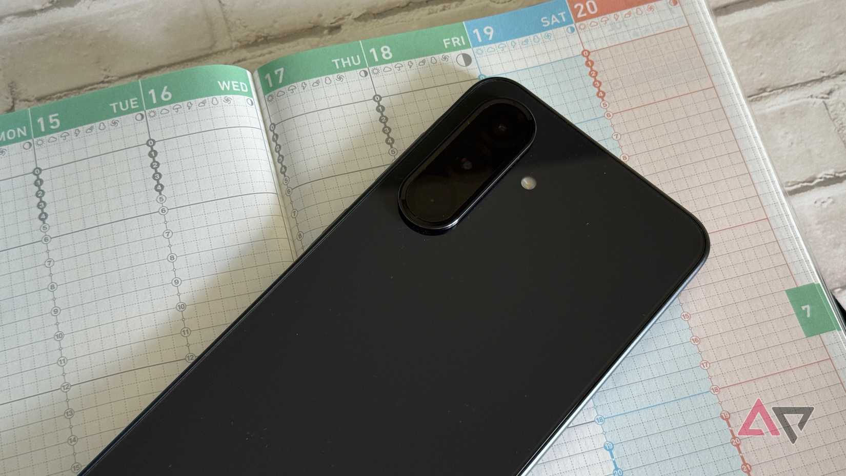 Samsung Galaxy A36 descansando contra uma agenda