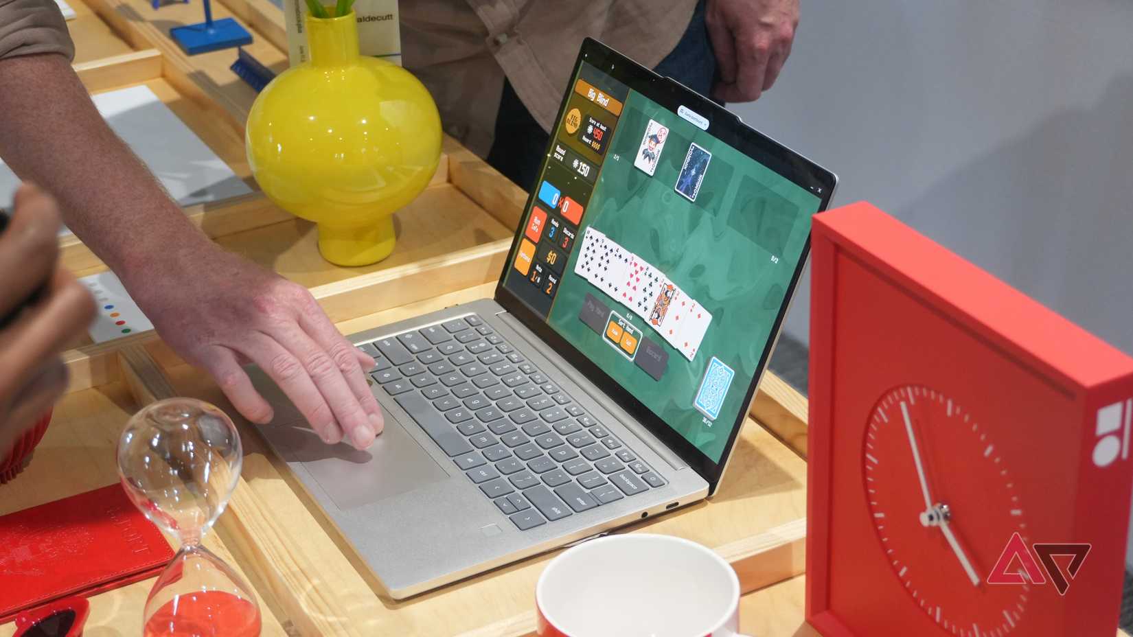 Um novo Lenovo Chromebook Plus 14 com Balatro na tela.