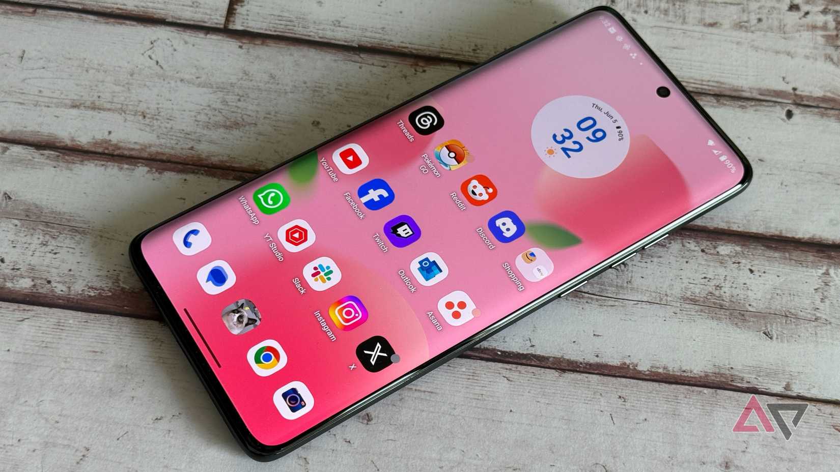 Display do Moto Edge 2025 com tela inicial aberta