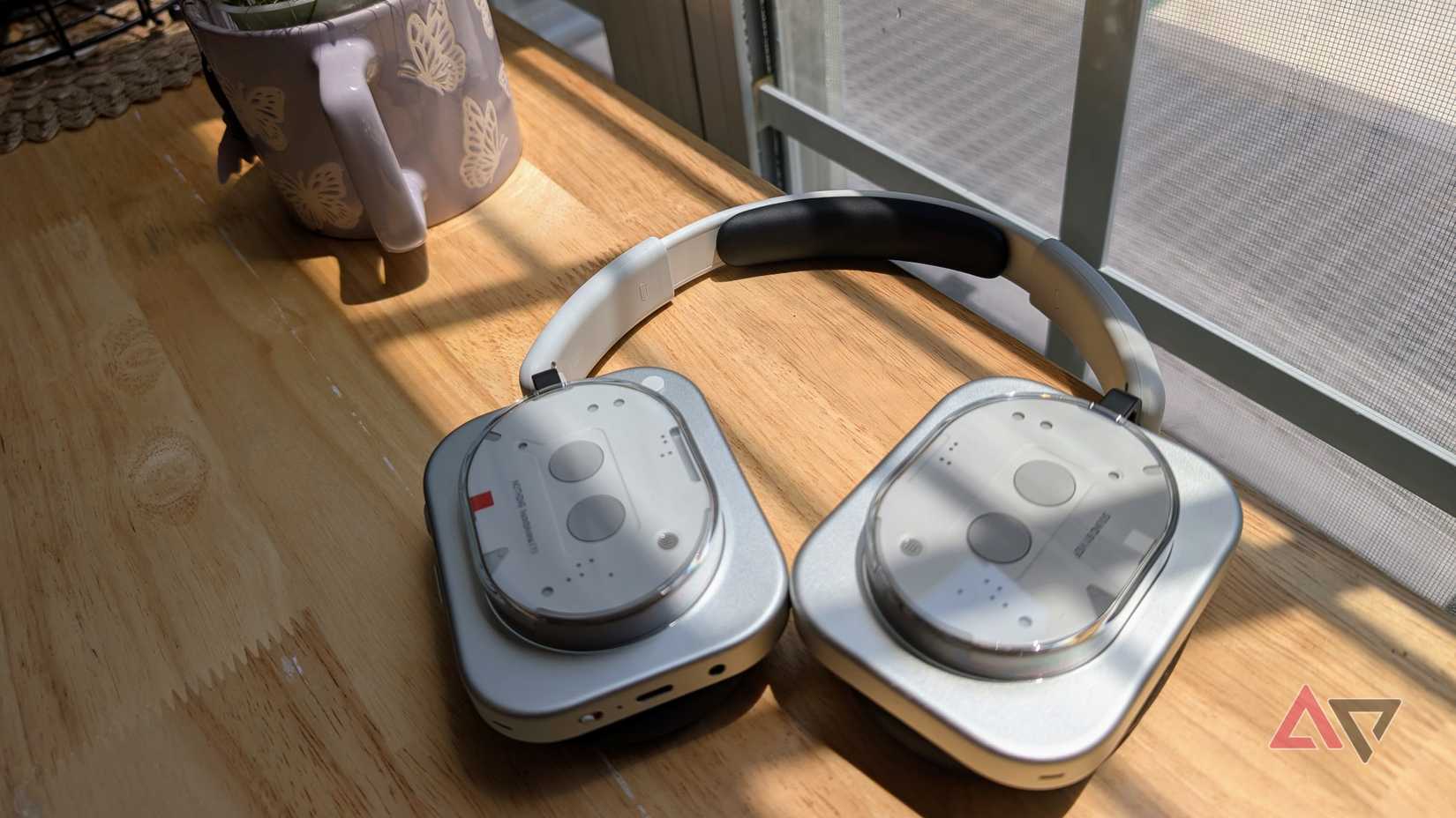 Niente cuffie (1) sul bancone di legno accanto allo stabilimento