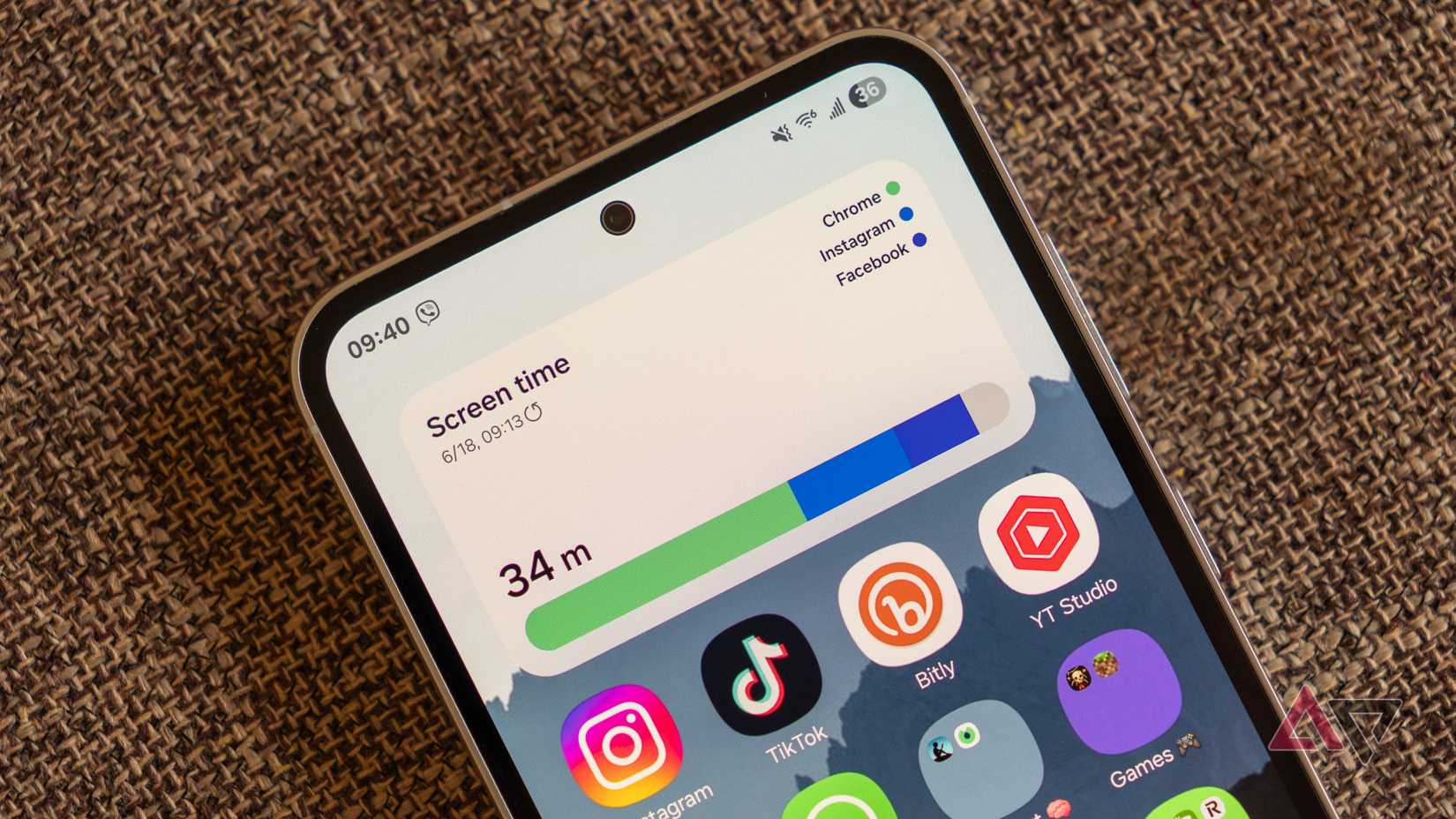 um close de um telefone Samsung Galaxy exibindo o widget de tempo de tela e os ícones da tela inicial