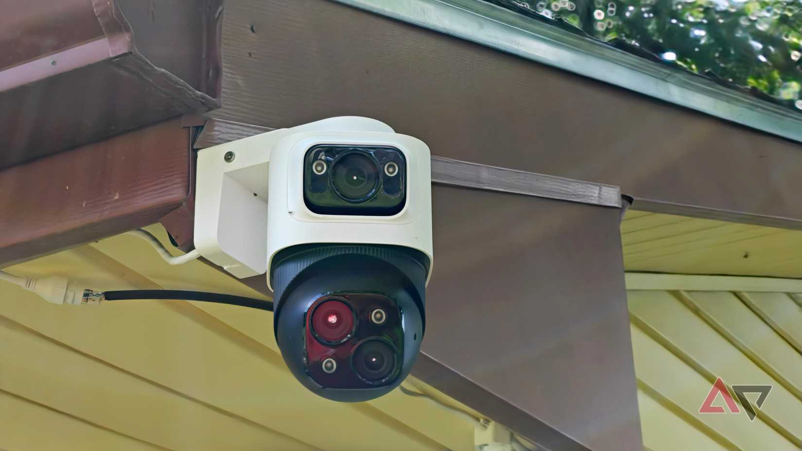 Câmera Eufy S4 Max montada no teto com ambas as câmeras voltadas para o usuário