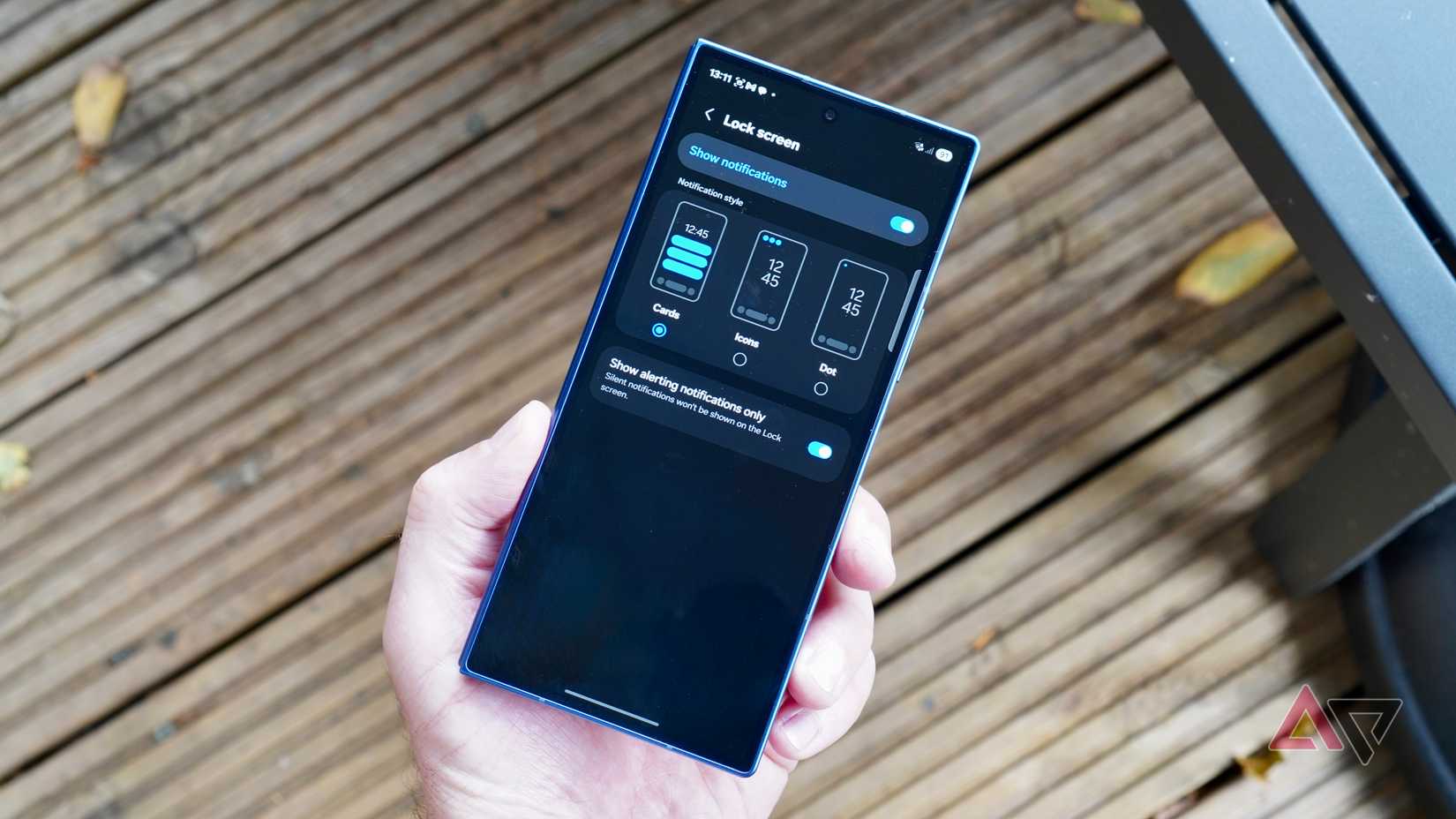 configurações de tela de bloqueio em um Galaxy Z fold 7 com três opções selecionáveis ​​mostradas enquanto segura o telefone