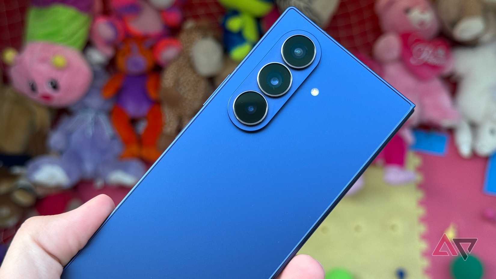 Samsung Galaxy Z Fold 7 rodeado de prêmios de carnaval