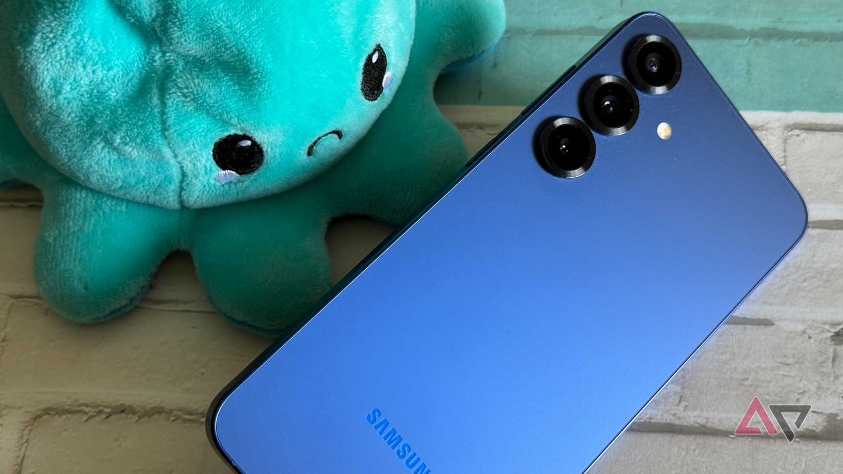 Samsung Galaxy S25+ sentado ao lado de uma pelúcia com um rosto triste